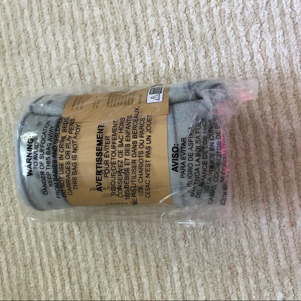 NWT Tom’s grey fleece blanket